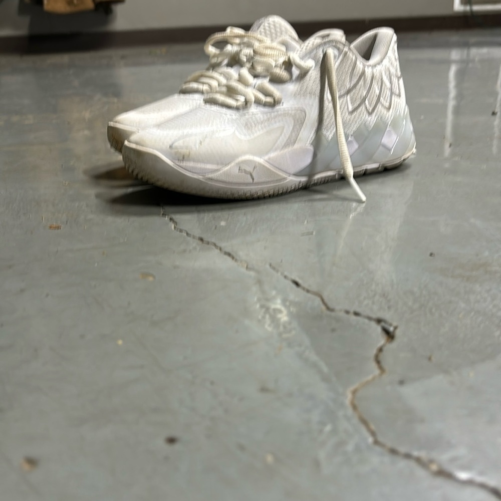 Basketball shoes